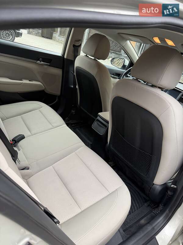 Седан Hyundai Elantra 2016 в Луцке