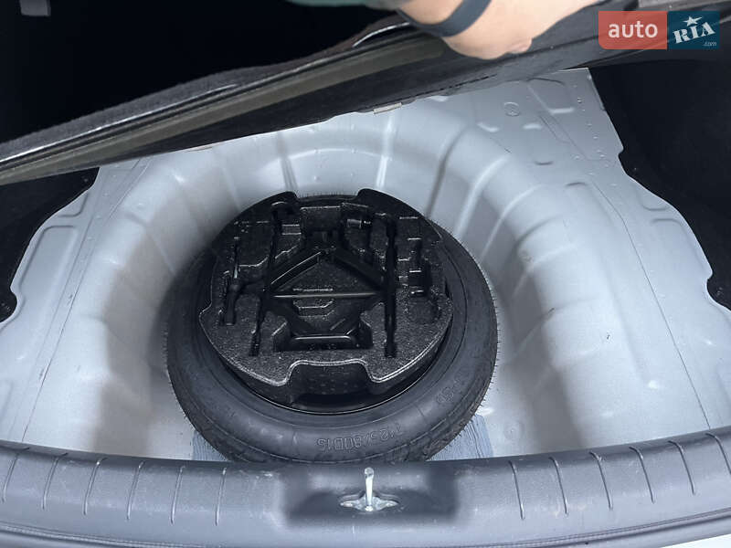 Седан Hyundai Elantra 2019 в Киеве