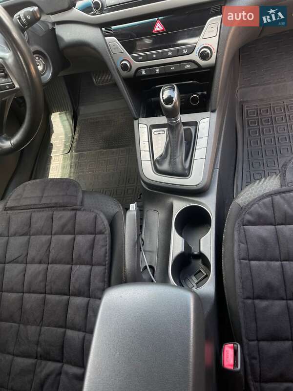 Седан Hyundai Elantra 2018 в Києві