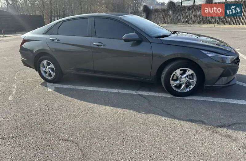 Седан Hyundai Elantra 2023 в Дніпрі