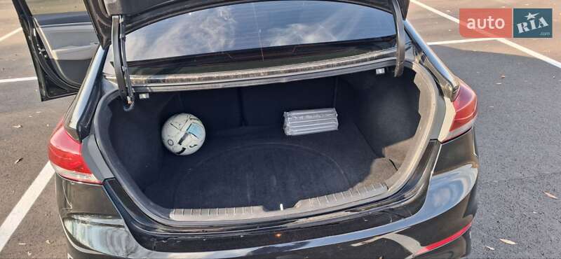 Седан Hyundai Elantra 2017 в Пирятині