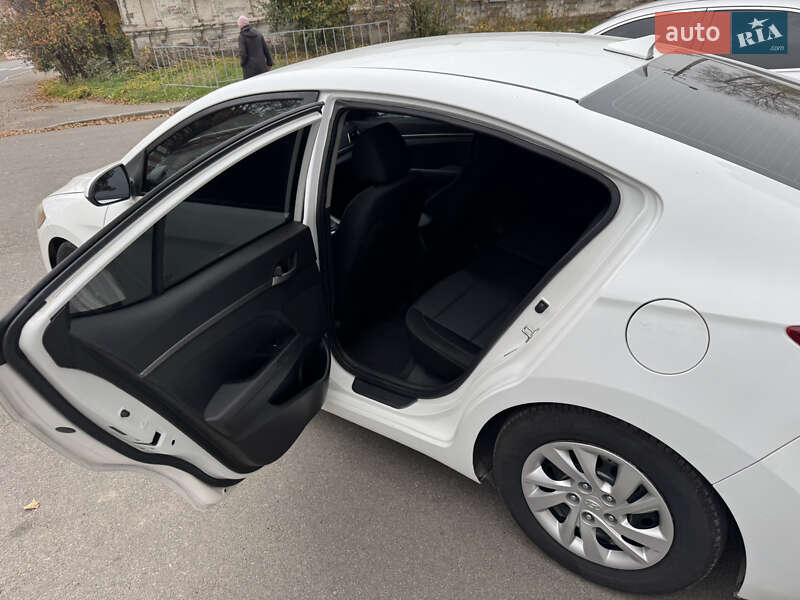 Седан Hyundai Elantra 2018 в Днепре