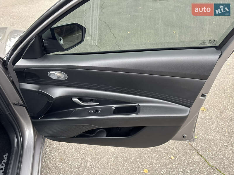 Седан Hyundai Elantra 2021 в Гнівані