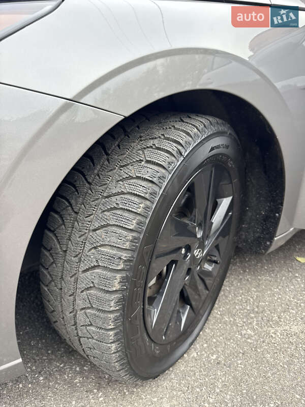 Седан Hyundai Elantra 2021 в Гнівані