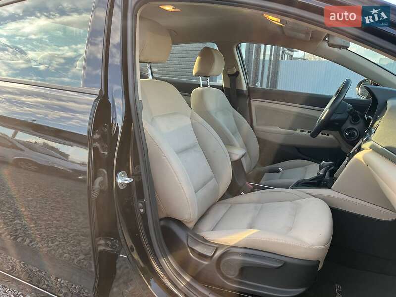 Седан Hyundai Elantra 2017 в Киеве