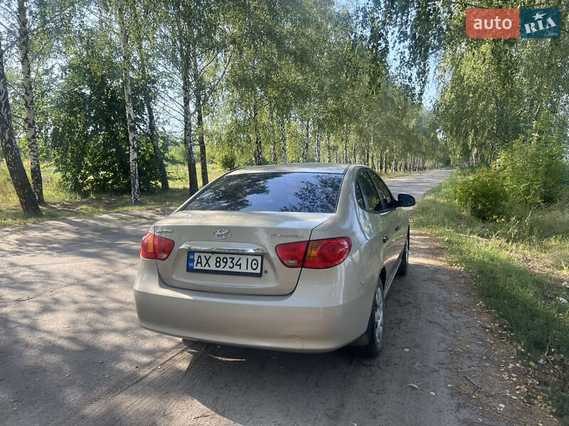 Седан Hyundai Elantra 2010 в Краснограде