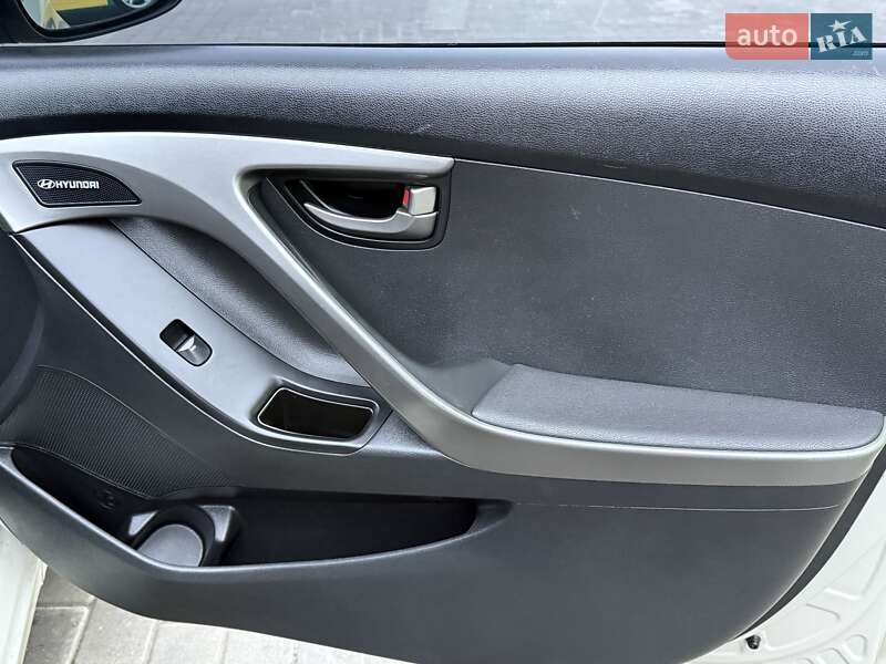 Седан Hyundai Elantra 2011 в Днепре