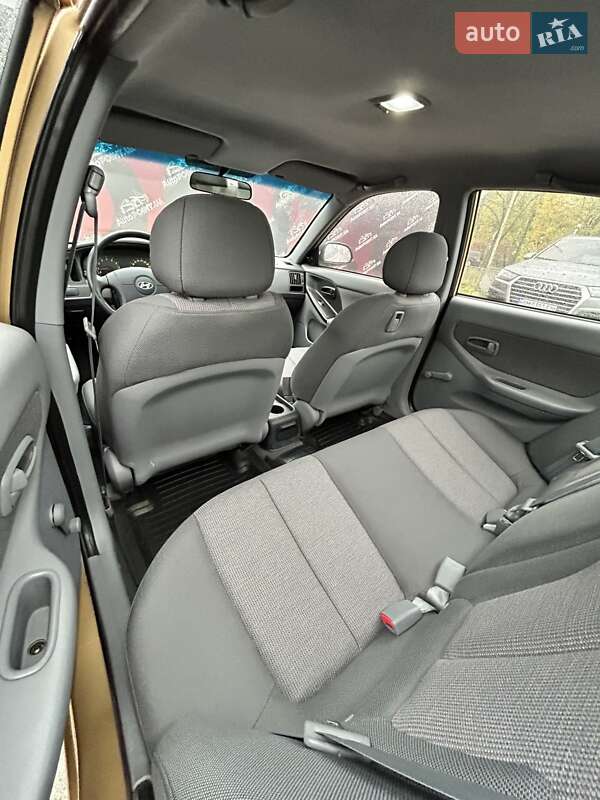 Седан Hyundai Elantra 2004 в Сумах