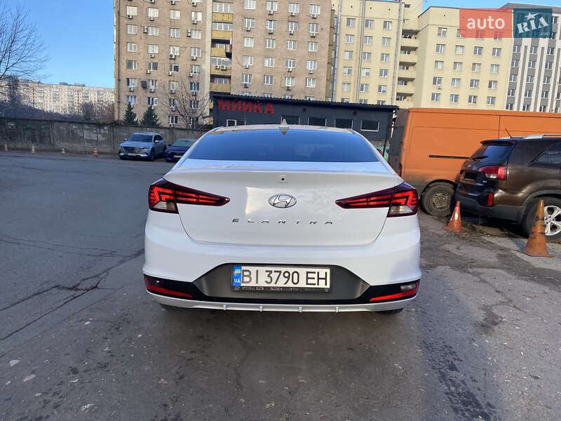 Седан Hyundai Elantra 2019 в Киеве