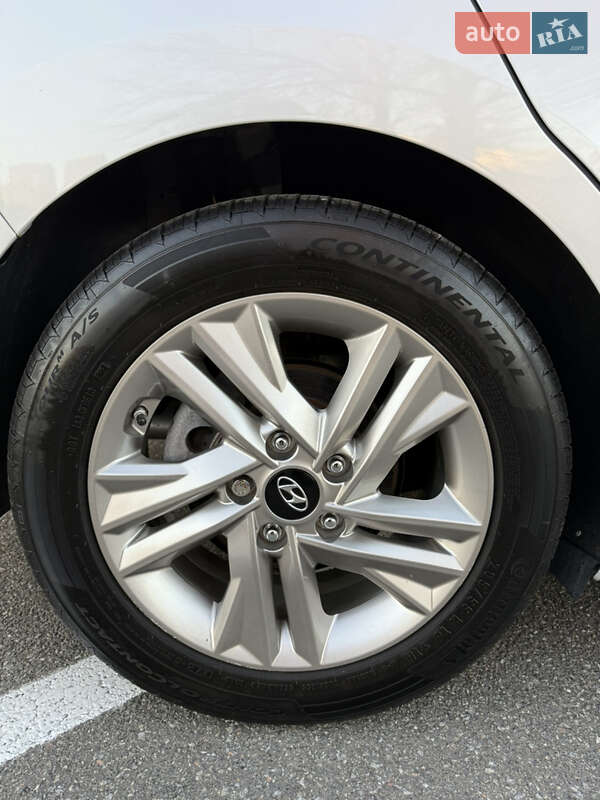 Седан Hyundai Elantra 2019 в Киеве