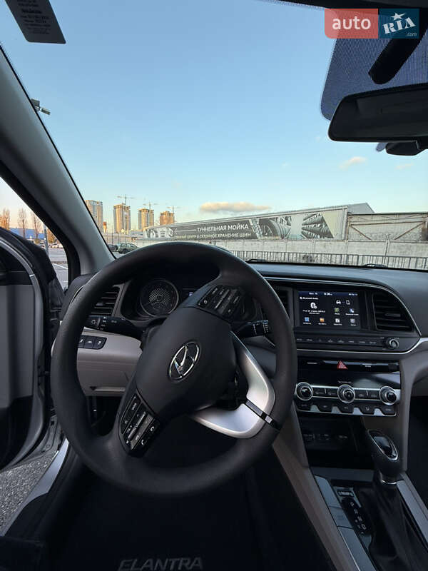 Седан Hyundai Elantra 2019 в Киеве