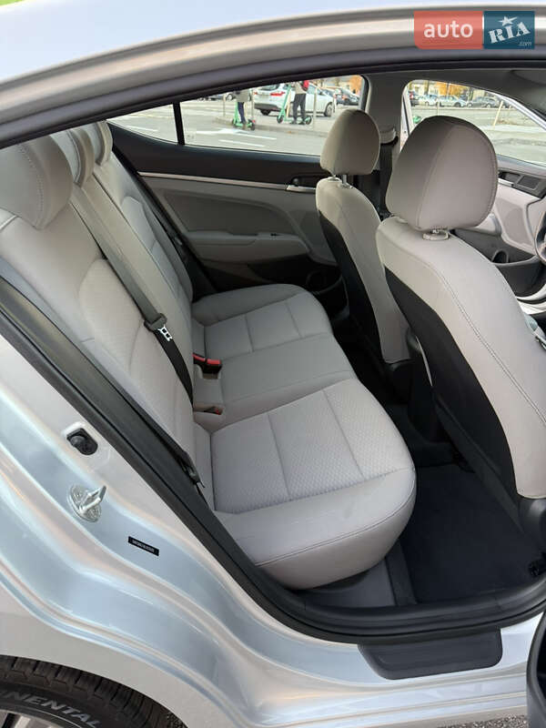 Седан Hyundai Elantra 2019 в Киеве