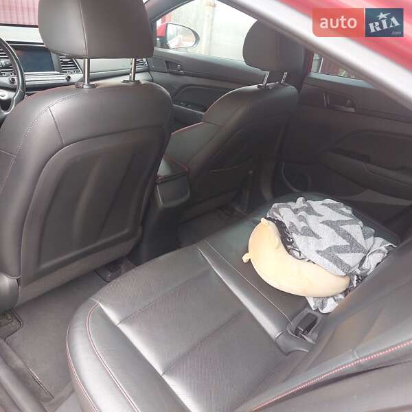Седан Hyundai Elantra 2018 в Киеве