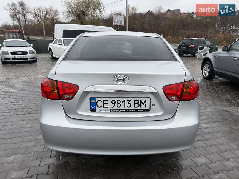 Седан Hyundai Elantra 2010 в Черновцах