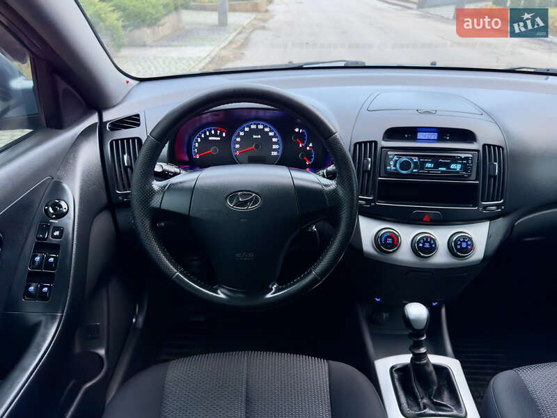Седан Hyundai Elantra 2009 в Днепре