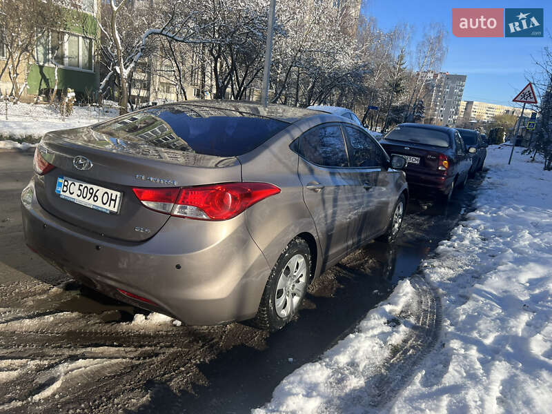 Седан Hyundai Elantra 2013 в Львові