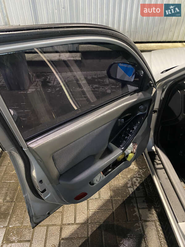 Седан Hyundai Elantra 2004 в Києві