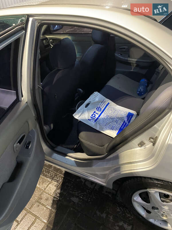 Седан Hyundai Elantra 2004 в Києві