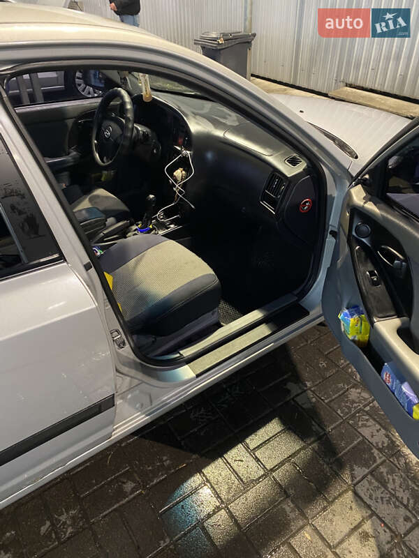 Седан Hyundai Elantra 2004 в Києві