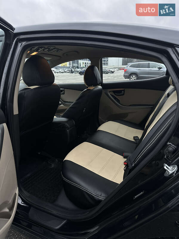 Седан Hyundai Elantra 2015 в Киеве