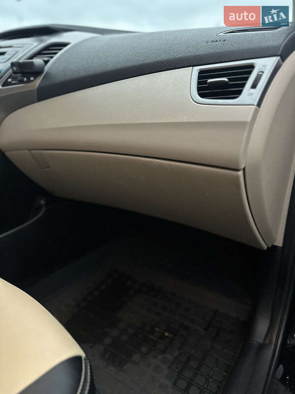 Седан Hyundai Elantra 2015 в Киеве