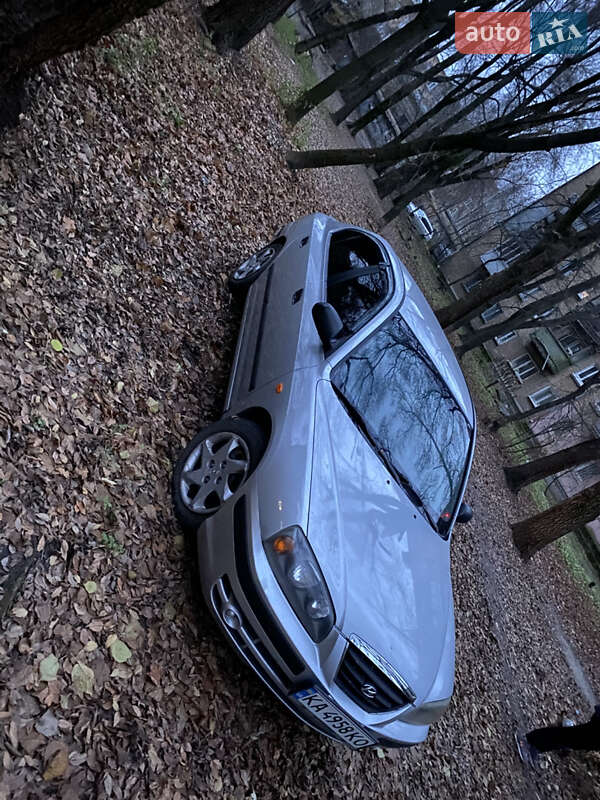 Седан Hyundai Elantra 2004 в Києві