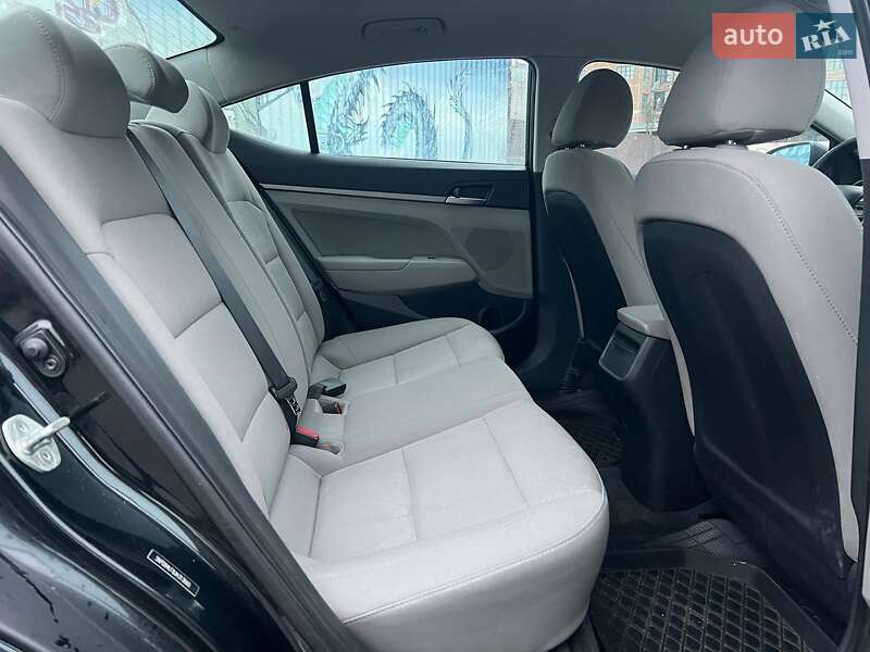 Седан Hyundai Elantra 2018 в Киеве