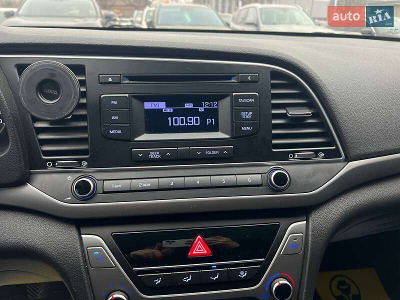 Седан Hyundai Elantra 2016 в Івано-Франківську