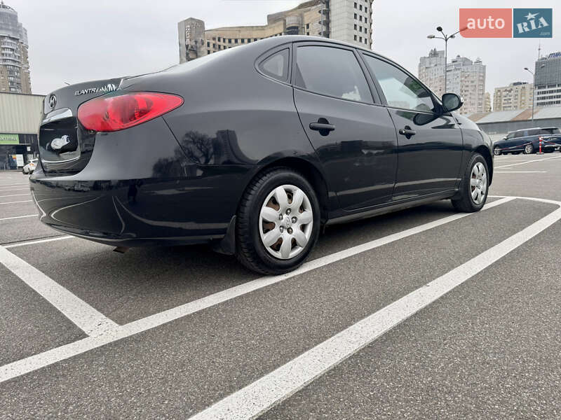Седан Hyundai Elantra 2010 в Києві