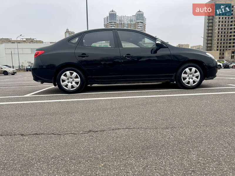 Седан Hyundai Elantra 2010 в Києві