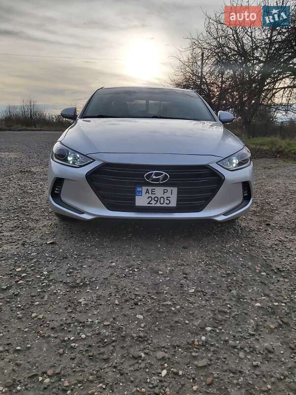 Седан Hyundai Elantra 2017 в Ужгороде