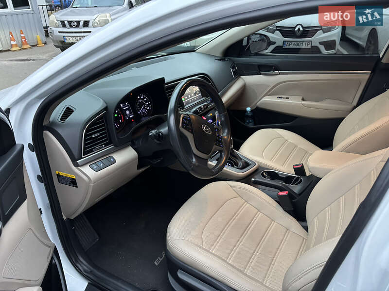 Седан Hyundai Elantra 2017 в Киеве