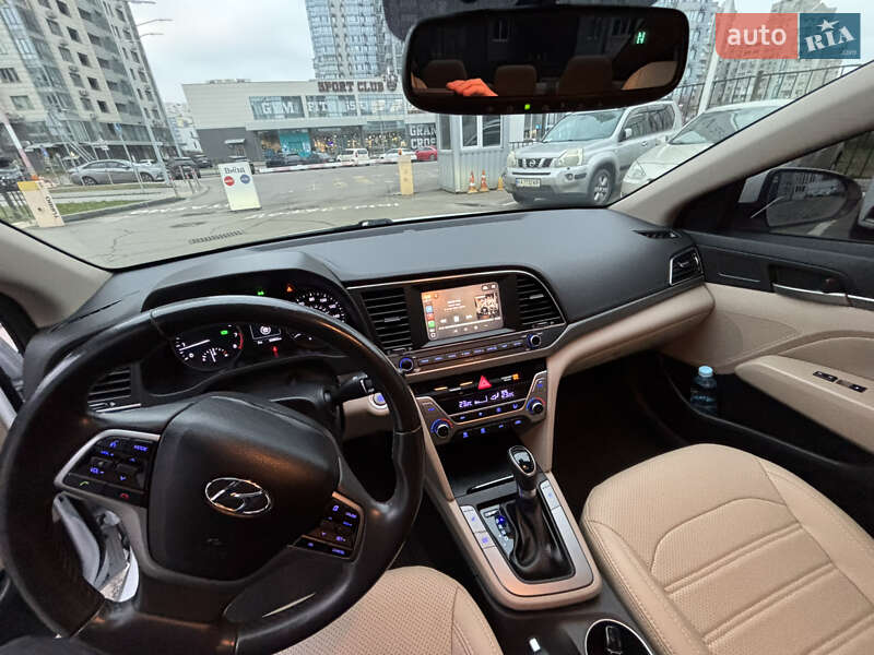 Седан Hyundai Elantra 2017 в Киеве