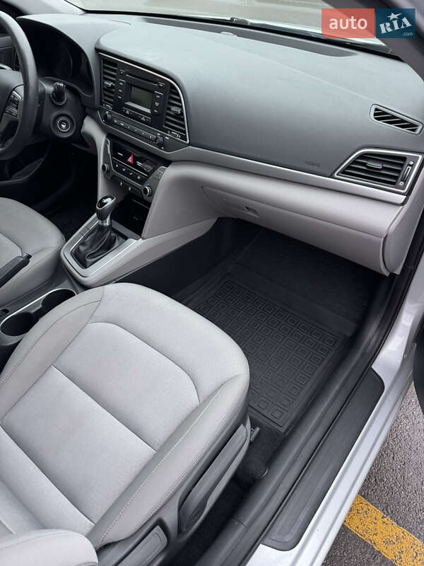 Седан Hyundai Elantra 2016 в Киеве