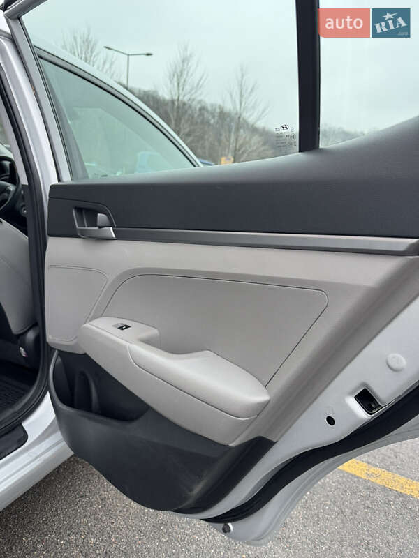 Седан Hyundai Elantra 2016 в Киеве