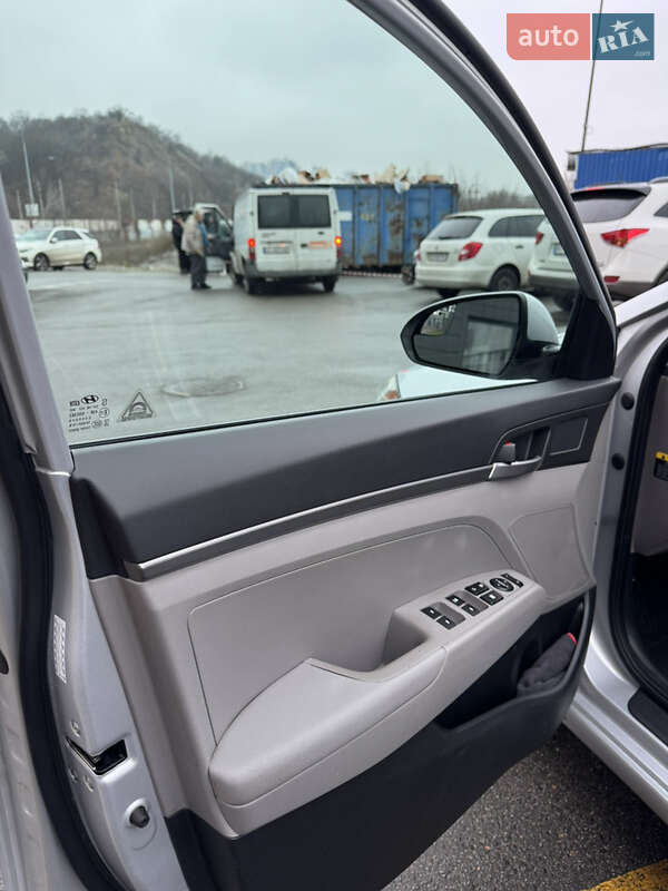 Седан Hyundai Elantra 2016 в Киеве