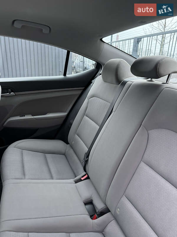 Седан Hyundai Elantra 2016 в Киеве