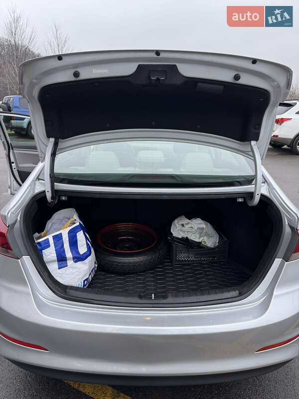 Седан Hyundai Elantra 2016 в Киеве