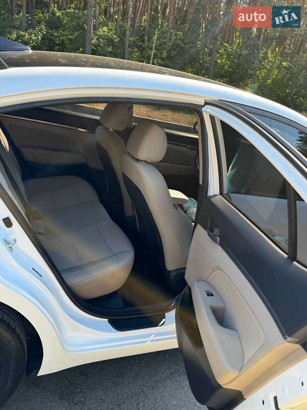 Седан Hyundai Elantra 2016 в Кропивницком