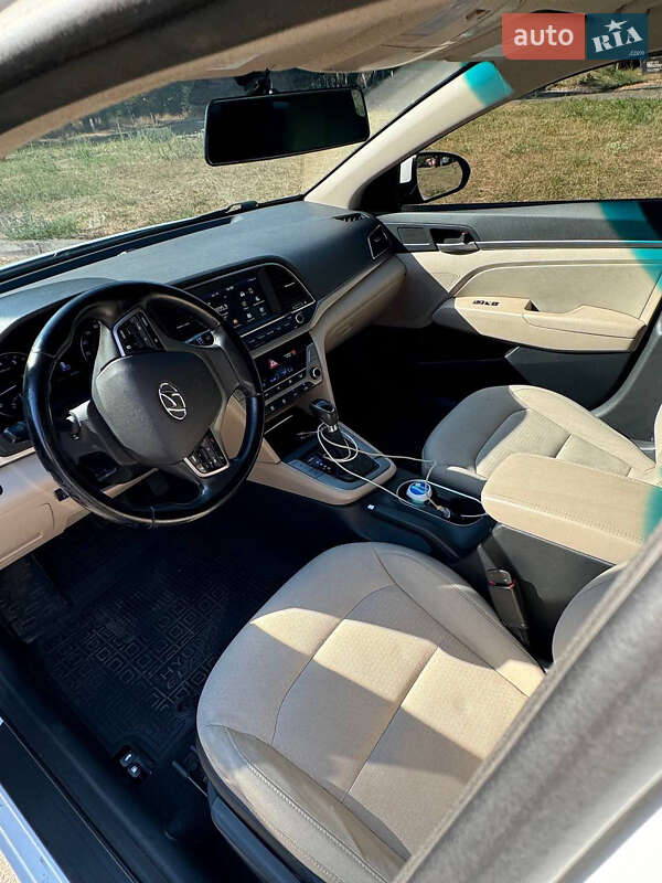 Седан Hyundai Elantra 2016 в Кропивницком