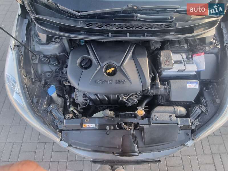 Седан Hyundai Elantra 2012 в Києві