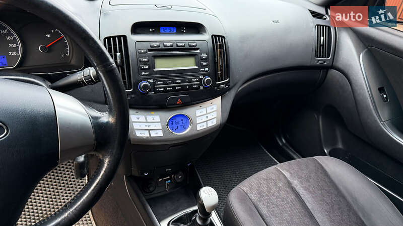 Седан Hyundai Elantra 2010 в Славянске