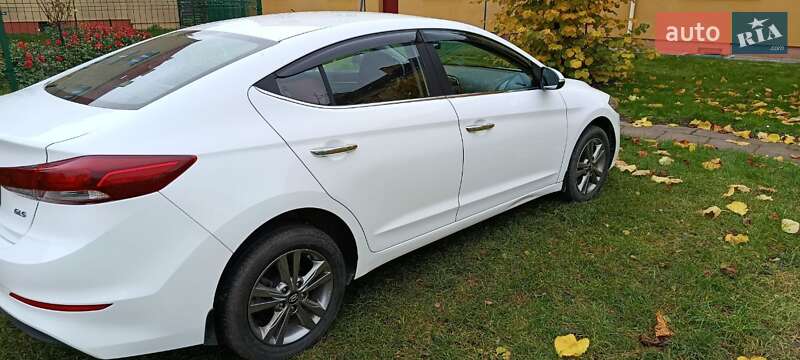 Седан Hyundai Elantra 2018 в Киеве