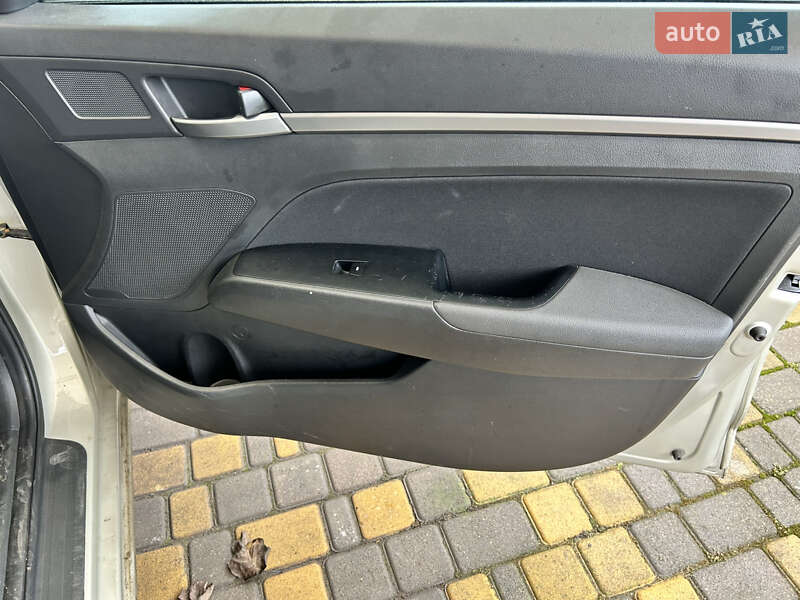 Седан Hyundai Elantra 2016 в Одессе