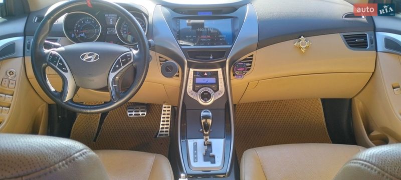 Седан Hyundai Elantra 2012 в Киеве