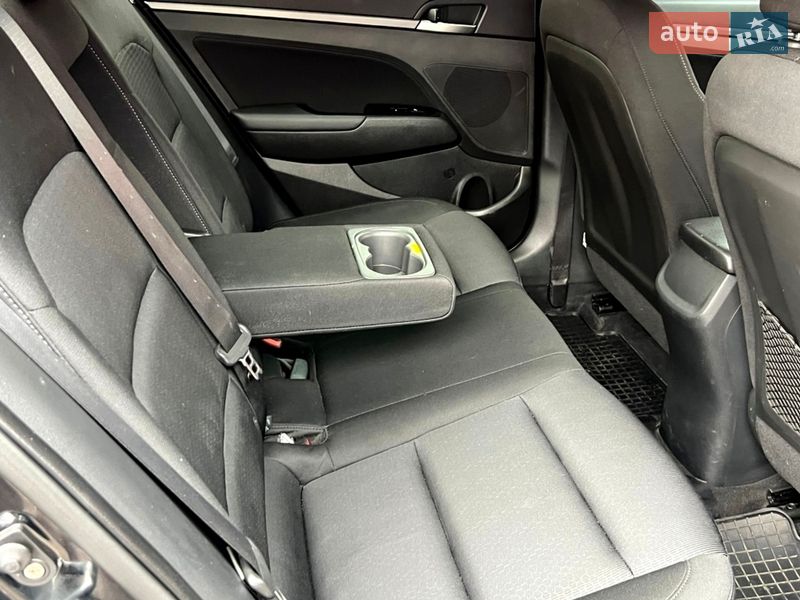 Седан Hyundai Elantra 2016 в Киеве