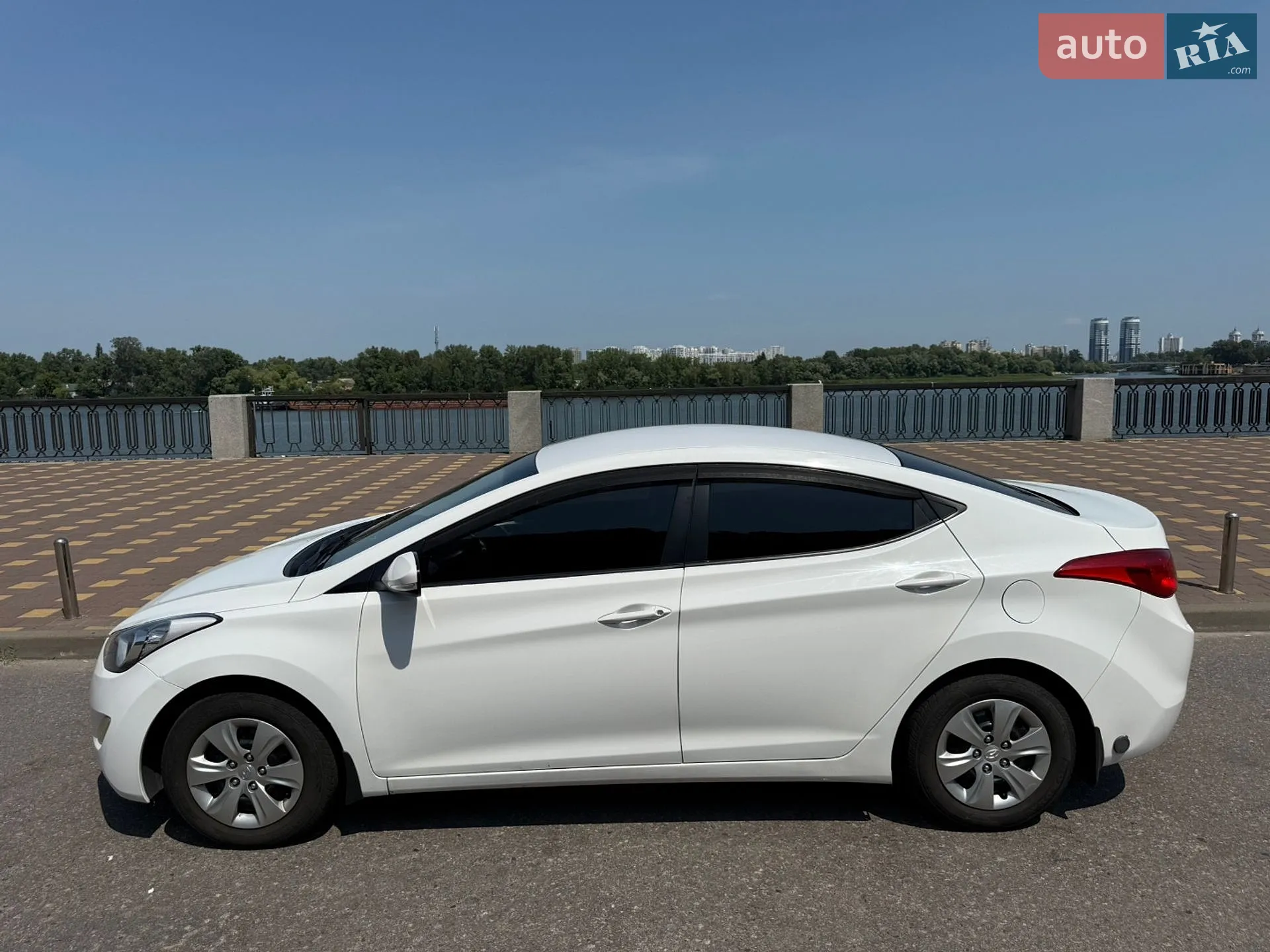 2013 Hyundai Elantra - мініатюра 16