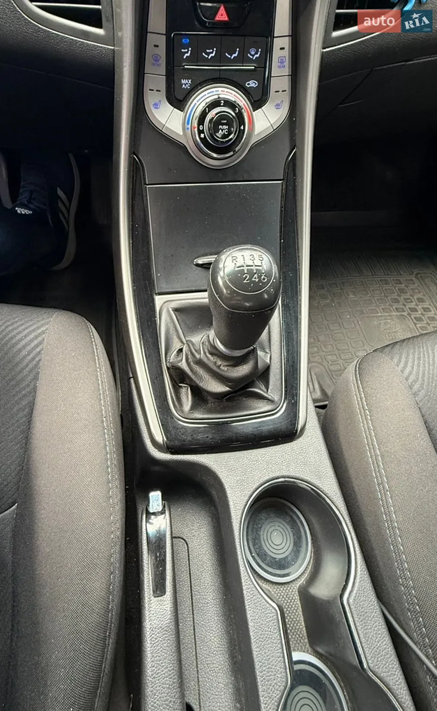 2013 Hyundai Elantra - мініатюра 18