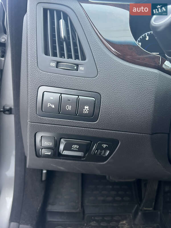 Седан Hyundai Equus 2012 в Кременчуці