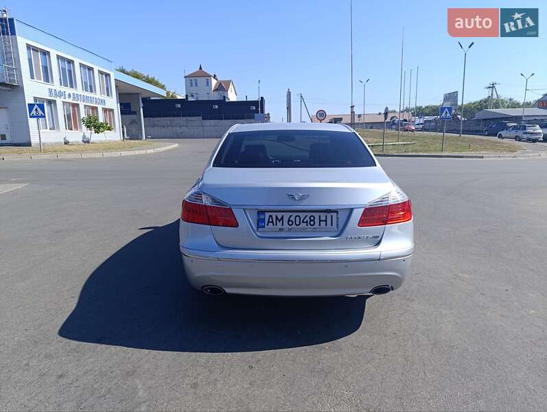 Седан Hyundai Genesis 2008 в Малине